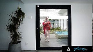 Girlsway - older college best friends Kenna James, Kenzie Taylor & Bella Rolland have naughty reunion