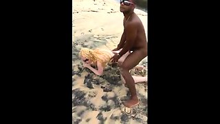 Comendo mulheres na praia suja