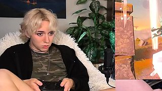 Hot amateur blonde pregnant toying her pussy solo