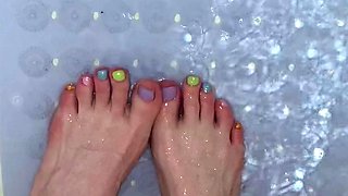 Amateur Foot Fetish Girlfriend Sucks and gives a Footjob