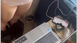 網上直播老公載上了陽具鎖老婆幫老公按摩小雞雞令老公欲把不能