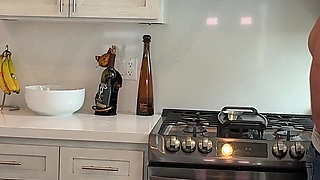 Distracting Babe in the Kitchen