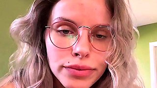 Amateur blonde babe masturbates on cam