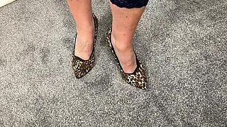 Amateur MILF Makes Footboy Remove Her Stinky Shoes For Foot Worship