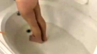 My stepdaughter enjoys water jet at her pussy