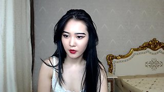 Korean Webcam Dame Dances to Kpop