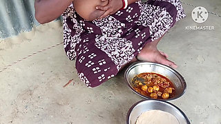 Desi Bhabhi Ate Roti with Chicken and Had Fun