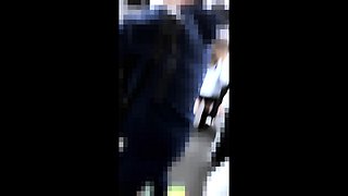 遅延大混雑挿入不可で手コキ搾精。逝きなが