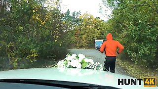 Hunt4k. random passerby scores sexy bride in the wedding limo