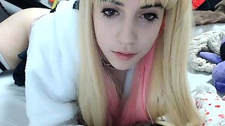 Amateur Webcam Cute Teen Plays Solo with Big Dildo