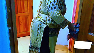 Indian Muslim Hot Desi Stepmom Fucked by Stepson When She Was Cleaning His Room