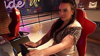 Amateur Fiji's sizzling solo sesh: Blowjobs galore in HD