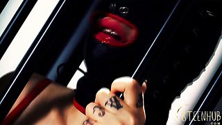 Smiling puss - high heels clip - 8TeenHub