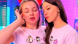 Small tit babe fingers her tight pussy on cam