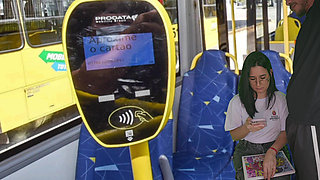 Female Student Can't Resist the Cock She Saw on the Bus