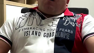 Maduro macho se pega un pajote en su gran polla mirando a cam