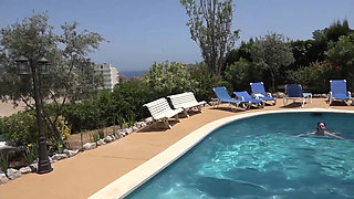 Colored hair bitch loves pissing outdoors