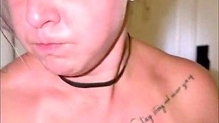 Casada gulosa sofrendo pra aguentar dois negros big black cock pauzudos e ainda humilha o corno