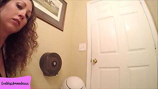 Sexy Babe Pissing In The Sex Clubs Toilet