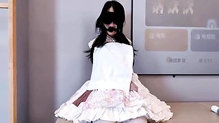 Asian amateur with white stockings toy fucking her clit