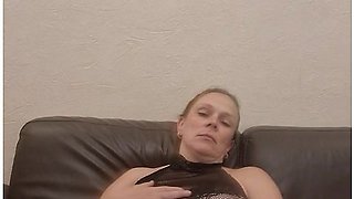 Pregnant Mom Does It Herself On The Sofa With Deutsche Amateure