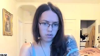 Amateur webcam girl masturbate big dildo